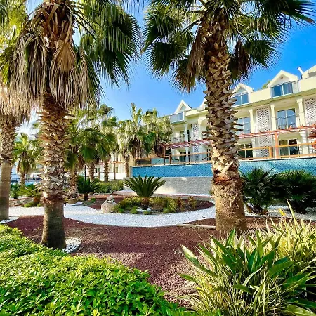 Forest Village Hotell 5*